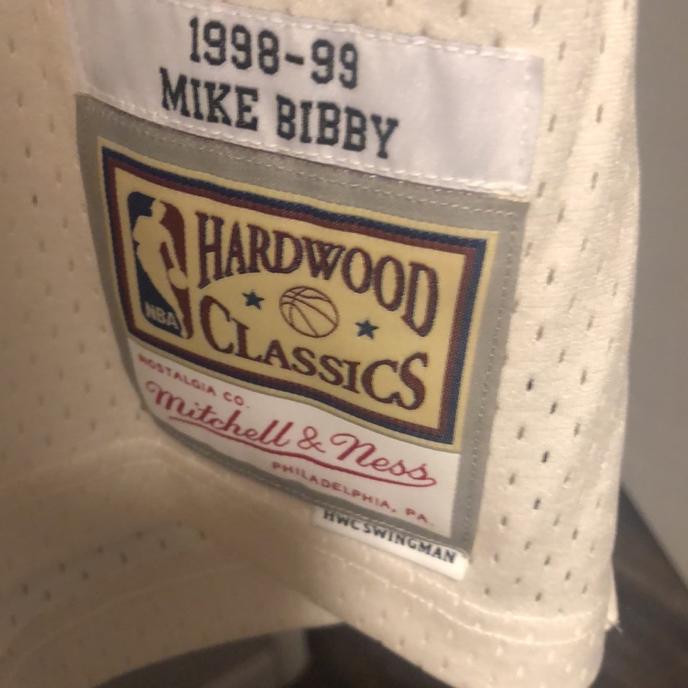 Mitchell & Ness Vancouver Grizzlies Cream Mike Bibby Jersey - Picture 4 of 6